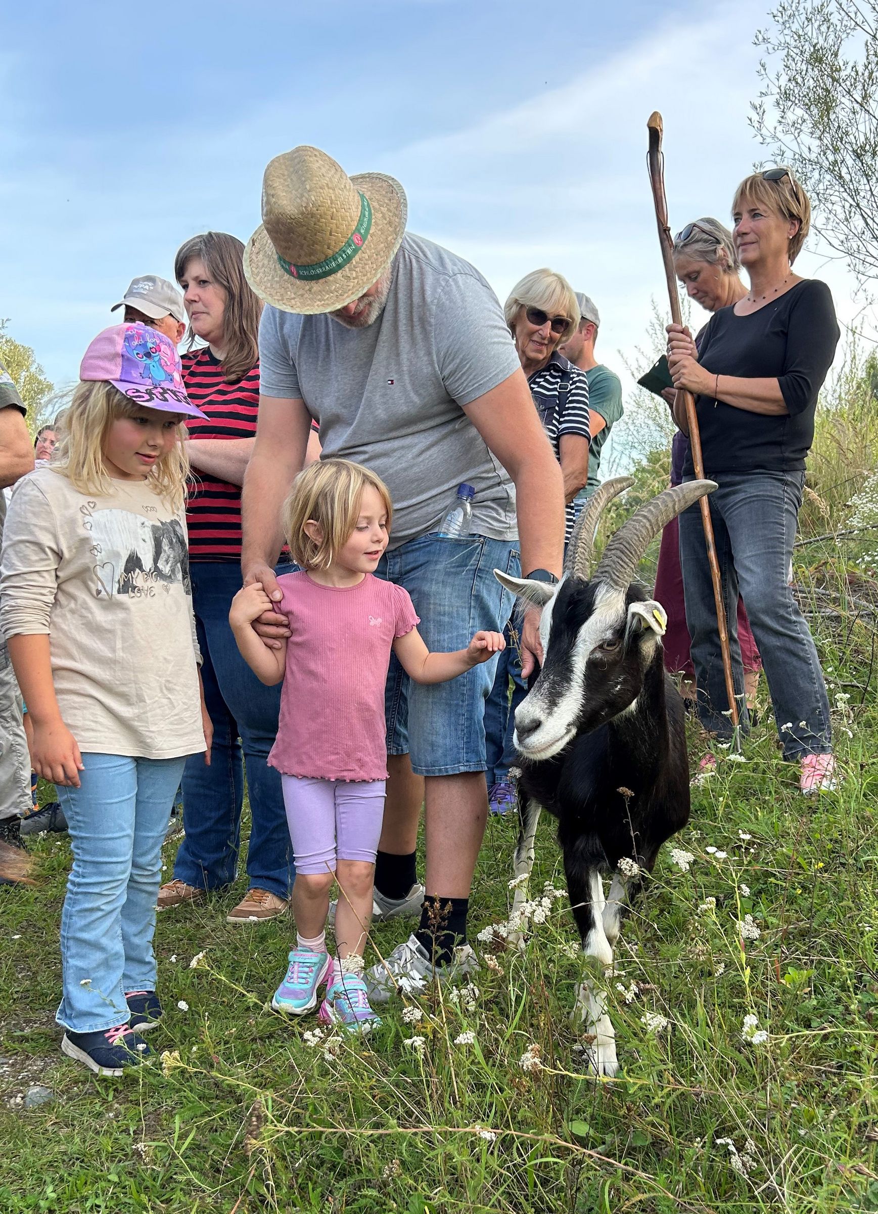 Ziegenbock Balthasar mit Besuchern