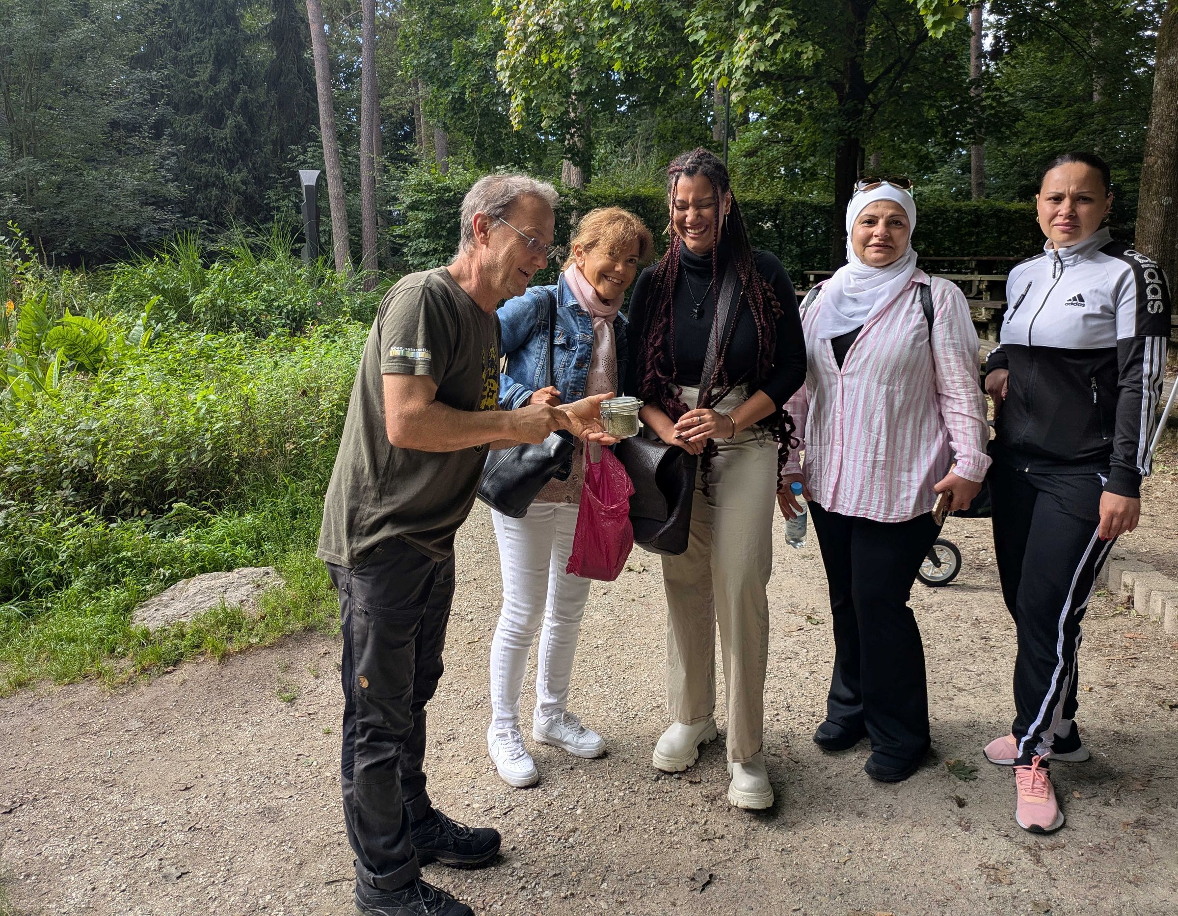 Andreas Zahn mit Beatrice Pieraccini (links) und Kursteilnehmerinnen